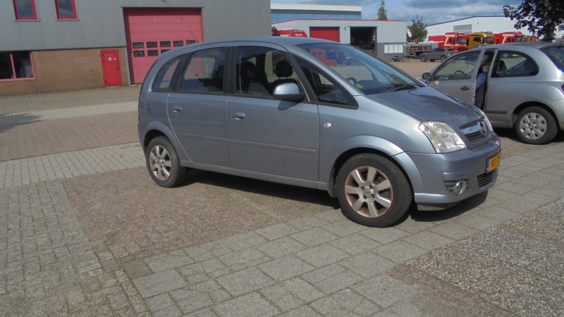 ŁADNY OPEL MERIVA - BENZYNA 1.6 - ROK 2007 - €1.750,-