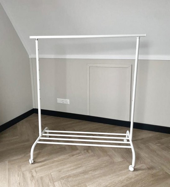 Jak nowy! metalowy wieszak na ubranka z półką na buty