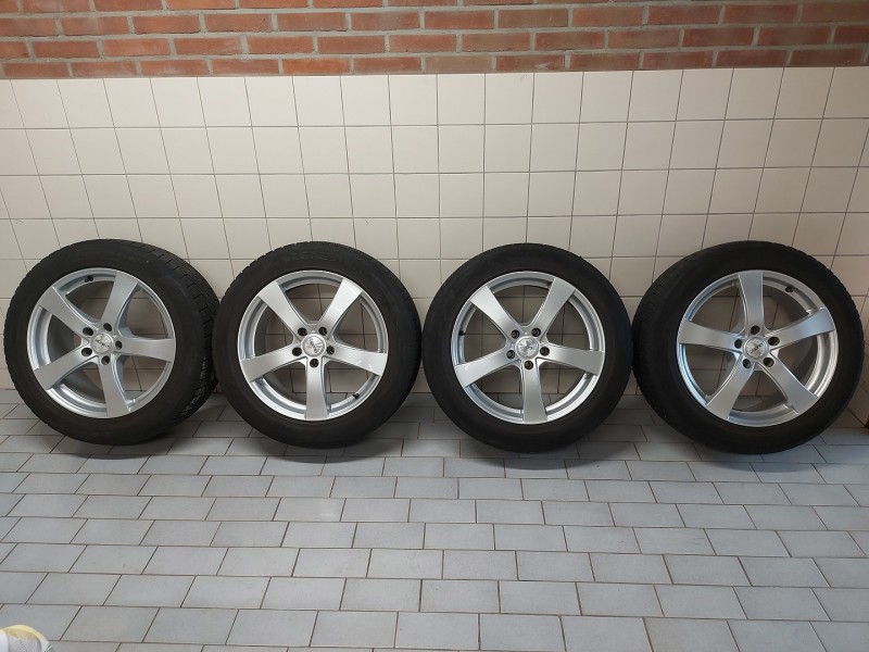 Mitsubishi Outlander PHEV, opony zimowe, €350,-