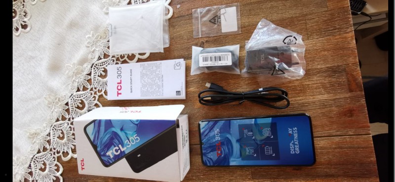 Nowy telefon marki TCL 305 - za pół ceny