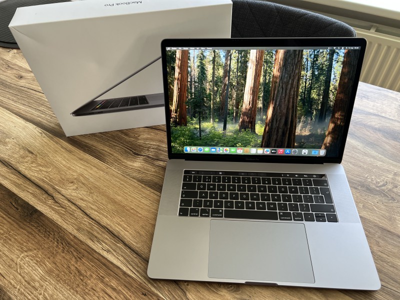 Duży Apple MacBook PRO 15 /i9-2.90GHz /Radeon PRO /32GB /256GB SSD/