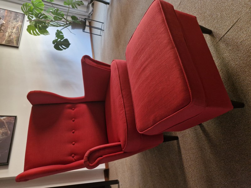 Fotel czerwony Strandmon IKEA z podnóżkiem