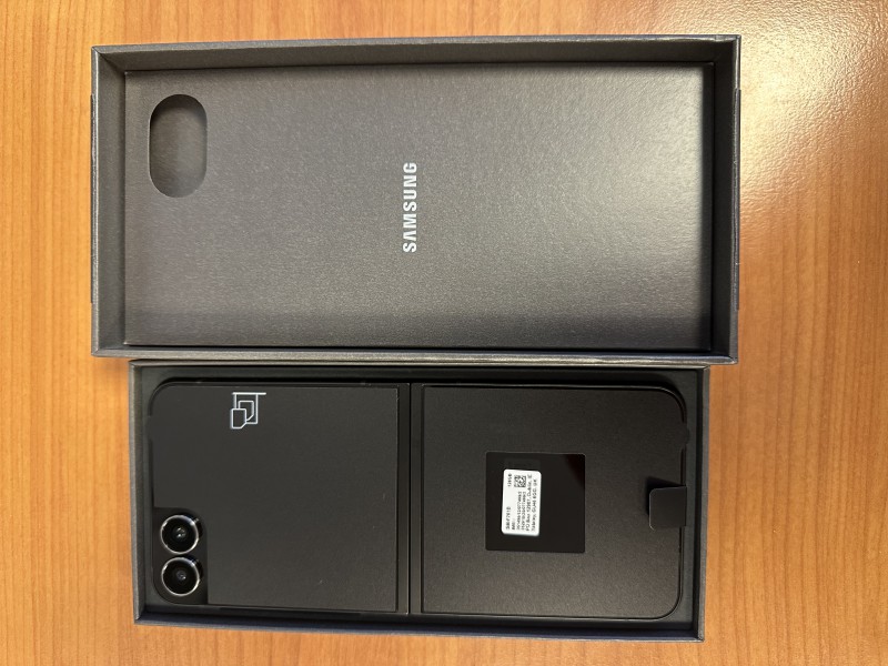 Samsung Galaxy Z Flip 7 FE, 128GB  całkowicie nowy!