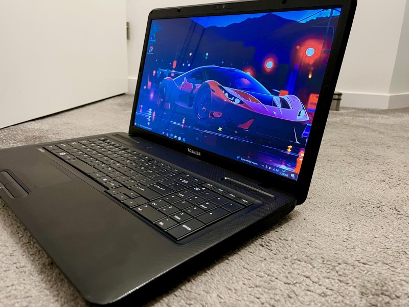 Szybka TOSHIBA SATELLITE , DUZY EKRAN 17cali , i5,, SSD 250 , 8 GB RAM , Fillmy , Netfix DOWÓZ
