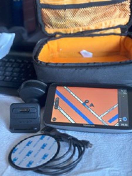 Do sprzedania telefon Apple,oraz duzy system nawigacyjny TomTom Go Prof.