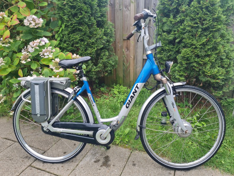 GIANT TWIST GO DUBLE z 2ma bateriami SHIMANO NEXUS 8