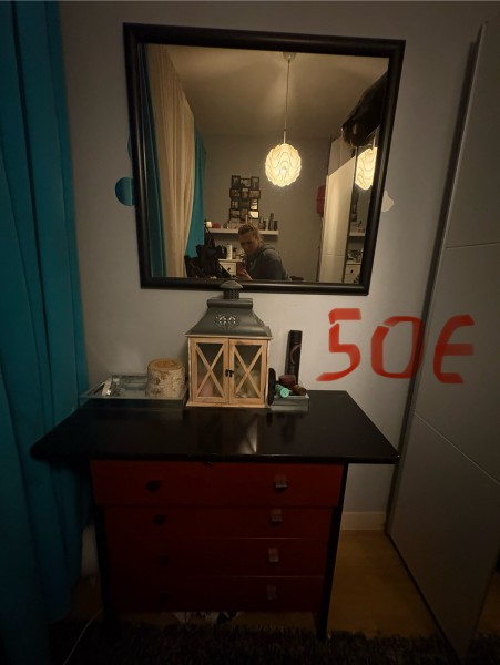 Szafka razem z lustrem. Klimatyzator. Ceny do negocjacji. Lustro