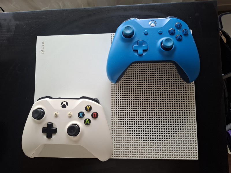 Xbox one. Sprzedam xbox one w bardzo dobrym stanie wszystko dziala bez zarzutu