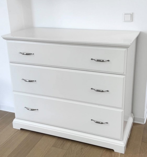 Bardzo solidna komoda do pokoju dziecka - (pod przewijak)