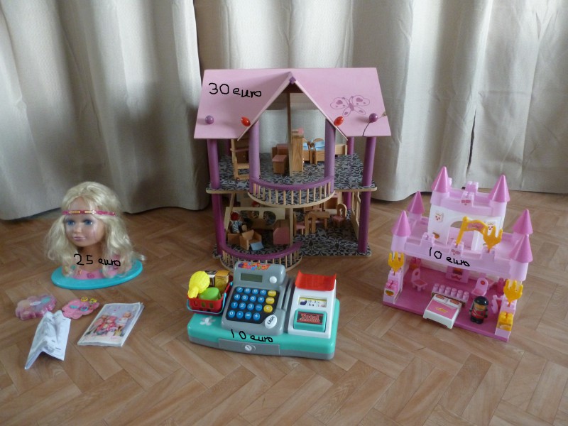 domek i rozne zabawki dla dziewczynki