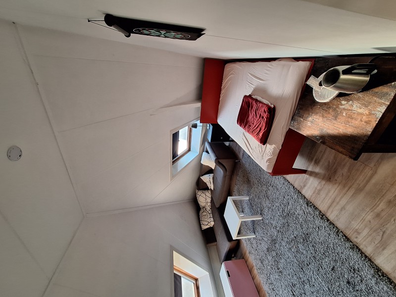 Pokoj z łazienką dla kobiety