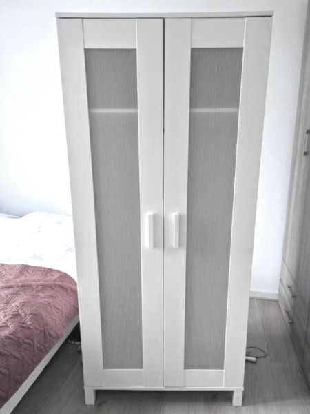 Biała szafa na ubrania