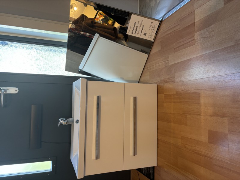 Szalka łazienkowa z umywalką oraz lustro