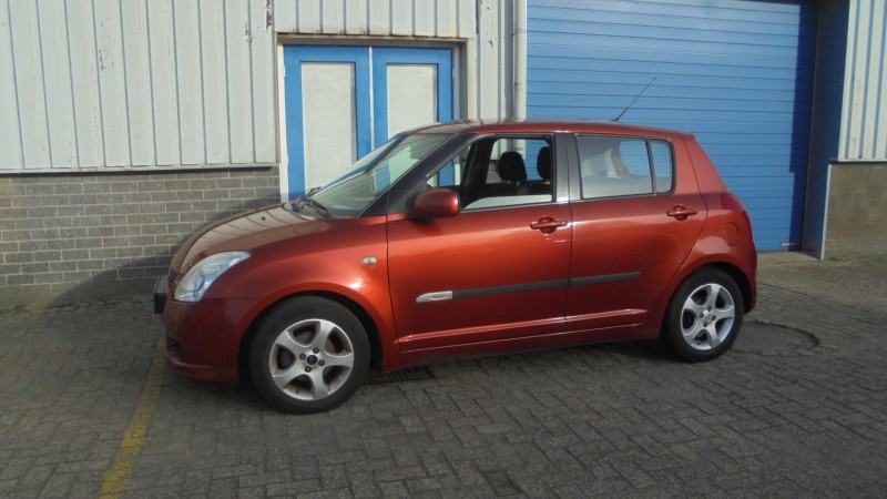 Sprzedam ZADBANY SUZUKI SWIFT - BENZYNA 1.3 - 5 DRZWI - KLIMA - NOWE SPRZĘGŁO - €2.250,-