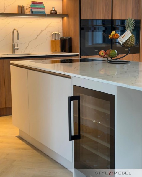 Kuchnia na wymiar - drewno i biały kamien - nowoczesnosc i elegancja