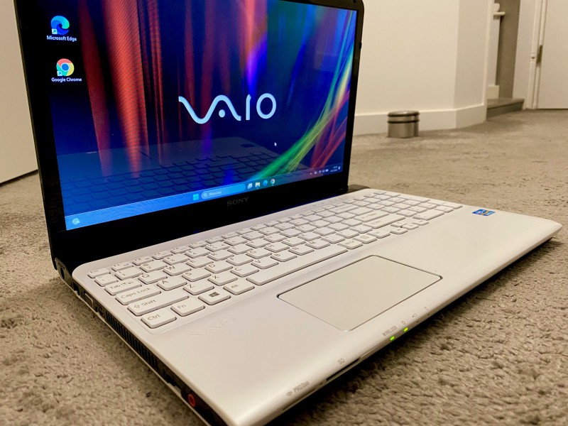 Ładny biały SONY VAIO , 15,6 cala, i3 , SSD, 8 GB RAM, Hdmi, do TV , NETFLIX , DOWÓZ CAŁA NL