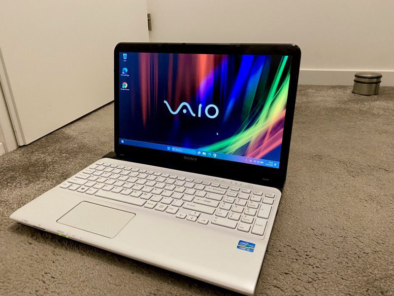 Ładny biały SONY VAIO , 15,6 cala, i3 , SSD, 8 GB RAM, Hdmi, do TV , NETFLIX , DOWÓZ CAŁA NL