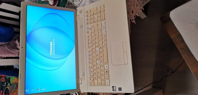 Toshiba 17cali zadbana idealna do filmow duzy ekran i dysk 750GB