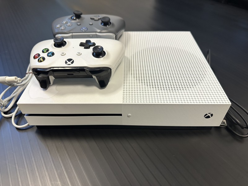  Sprzedam Xbox One S 1TB  bardzo mało używany, komplet + 2 pady!