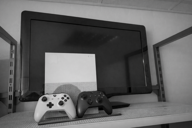 Sprzedam Xbox One S 1TB  bardzo mało używany, komplet + 2 pady! +TV