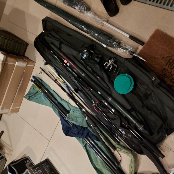 Wedki ,kołowrotki i akcesoria oraz kufer