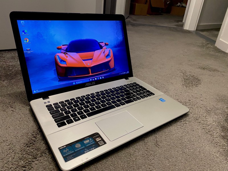 Duży Ekran ASUS 17,3 cala , i3, SSD 250 GB, WIN 11 PL, do NETFLIX , Filmów DOWÓZ CAŁA NL