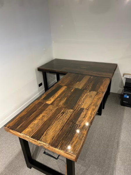 Dwa masywne drewniane stoły, w tym szklana płyta na sprzedaż