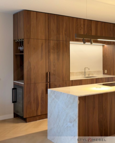 Idealne połączenie drewna i kamienia w kuchni