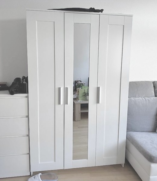 Biała szafa 3-drzwiowa z lustrem