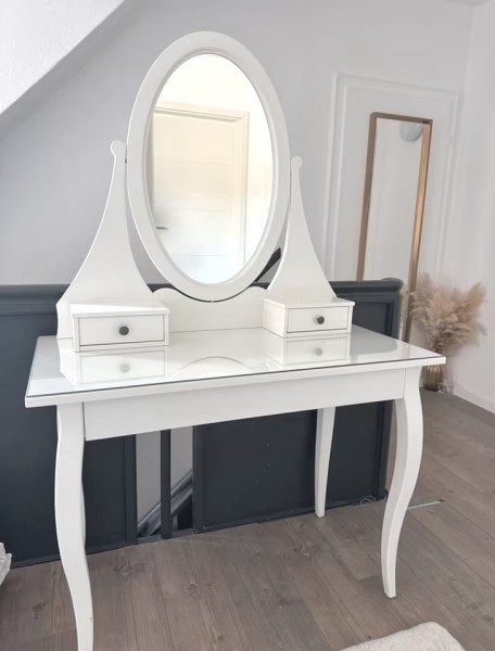 Biała toaletka z lustrem - Jak nowa