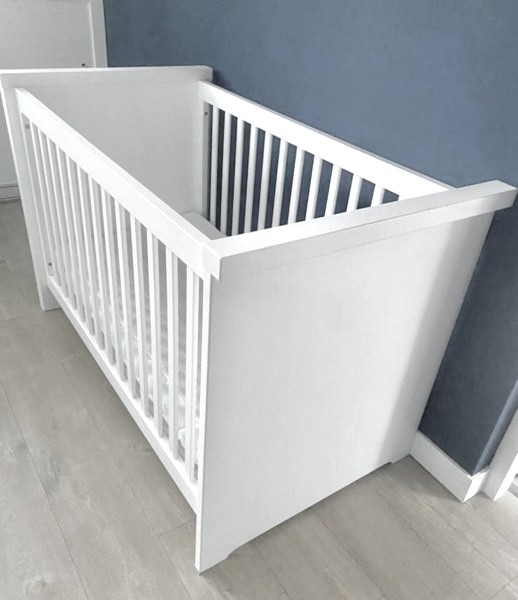 Białe - Ładne - Solidne łóżeczko z materacem