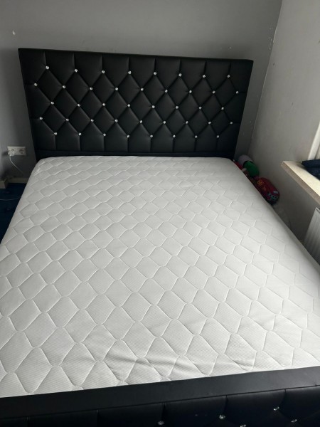 Łóżko z materacem 160x200