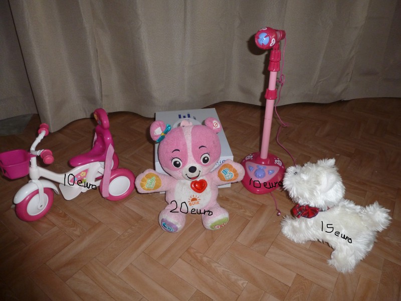 domek i rozne zabawki dla dziewczynki