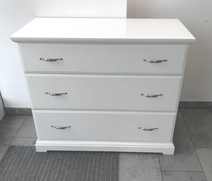 Bardzo solidna komoda do pokoju dziecka - (pod przewijak)