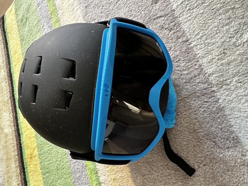 Buty narciarski z kaskiem