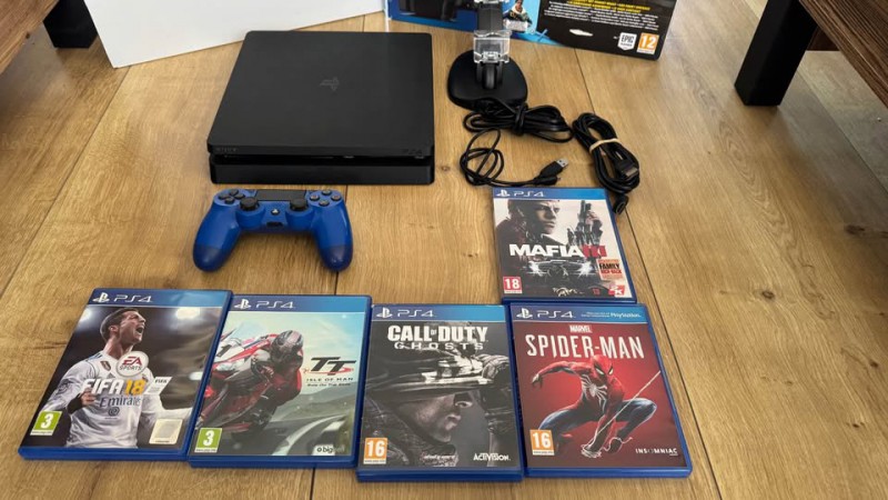 Zestaw: konsola ps4 -5gier ,2 kontrolery, okablowanie oraz pudełko