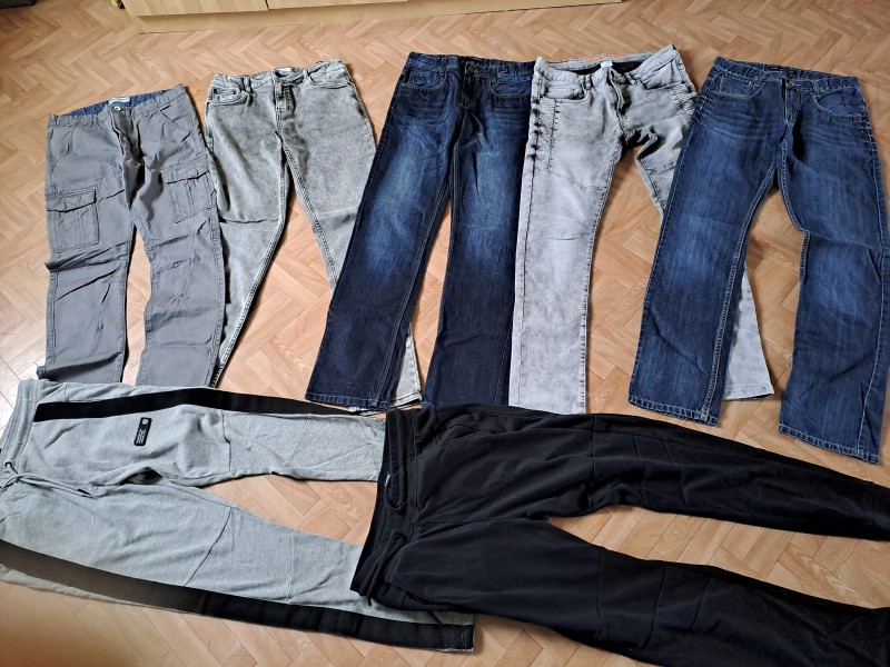 ubrania sportowe i spodnie