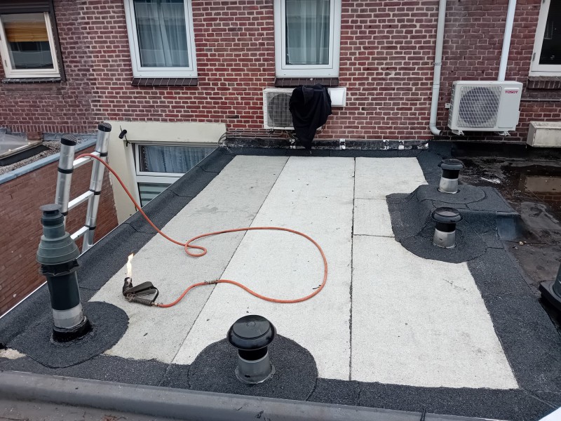 Dekarz-dachy płaskie (bitumi)