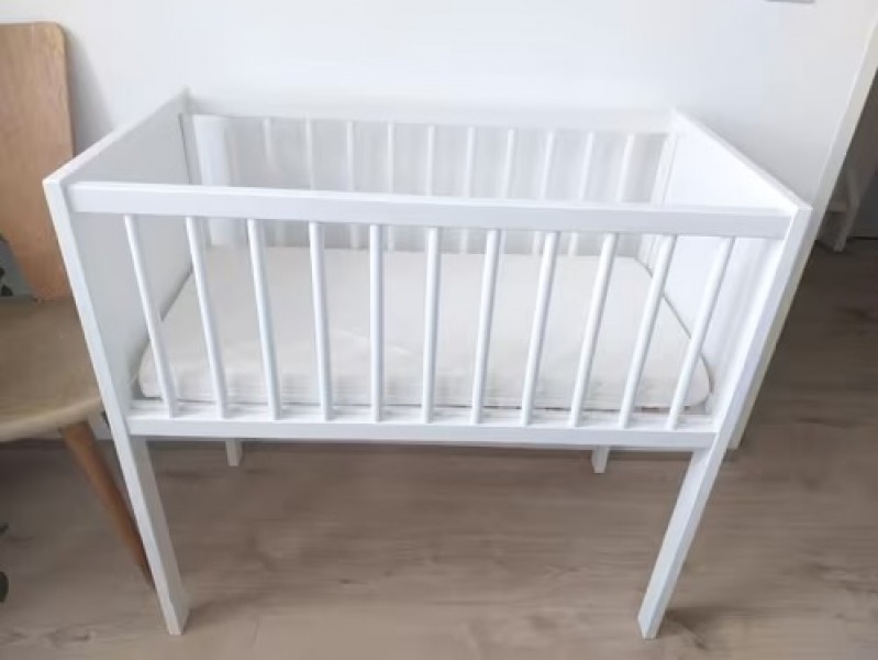 Łóżeczko z materacem