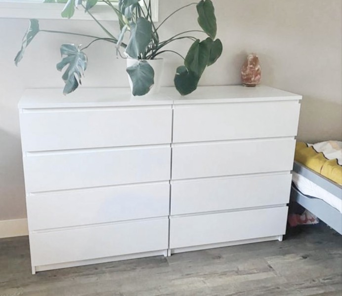 Białe komody 4-szufladowe