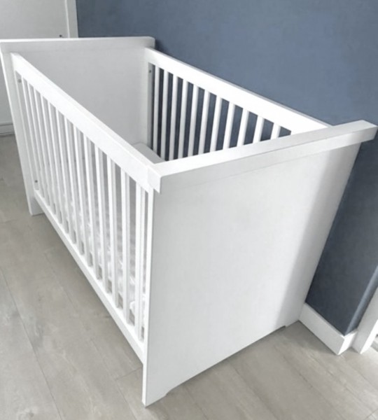 Białe - Solidne łóżeczko z materacem + Gratis do wyboru