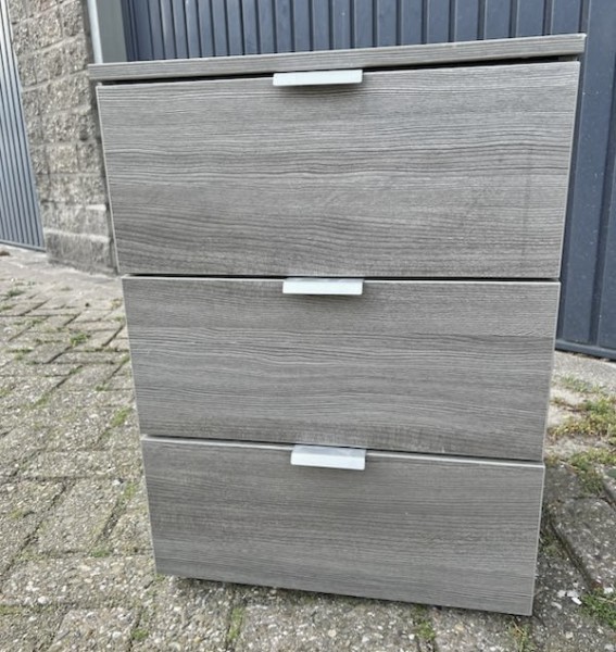 Komoda 3-szuflady - Ładna i solidna