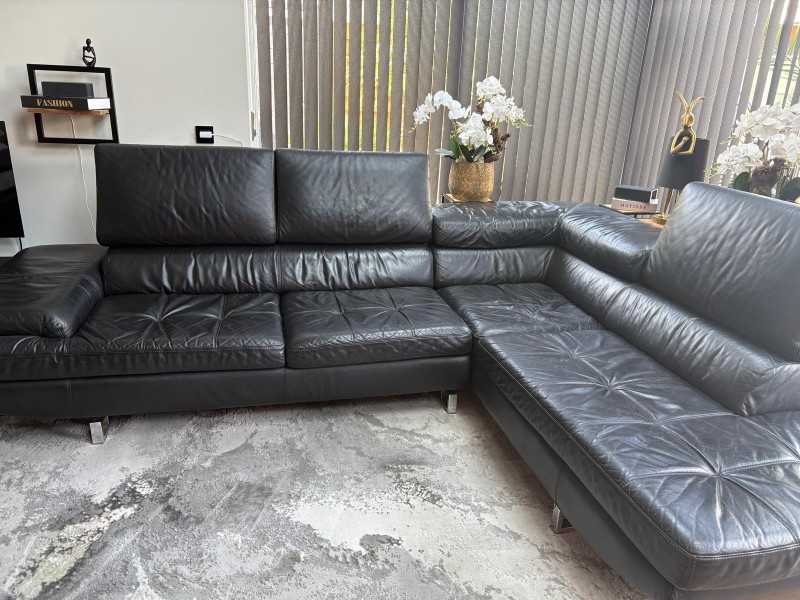 SKORZANA SOFA