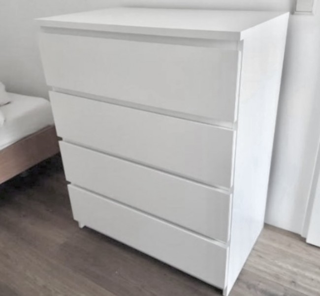 BIAŁE MEBLE - Komoda 4-szuflady + Łóżko z materacem