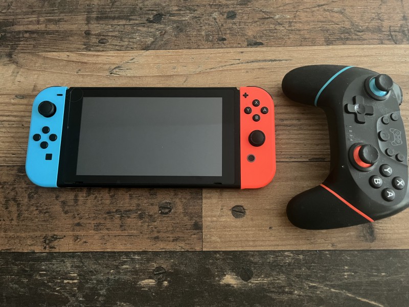 Nintendo Switch z dodatkowym kontrolerem