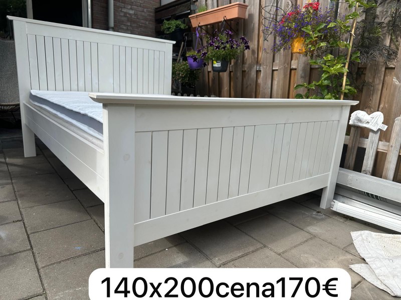 Łóżko białe