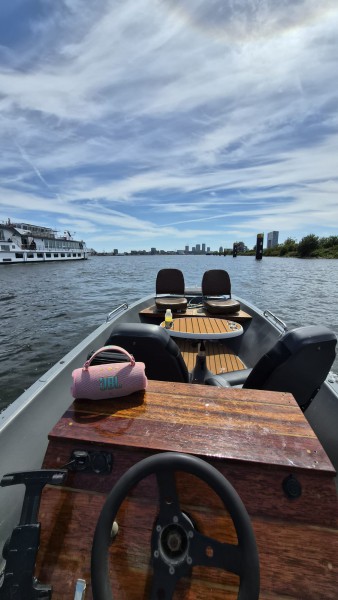 Kompletnie prywatny, VLOGERSKI rejs na kanałach Amsterdamu za POŁOWĘ ceny masowego statku!