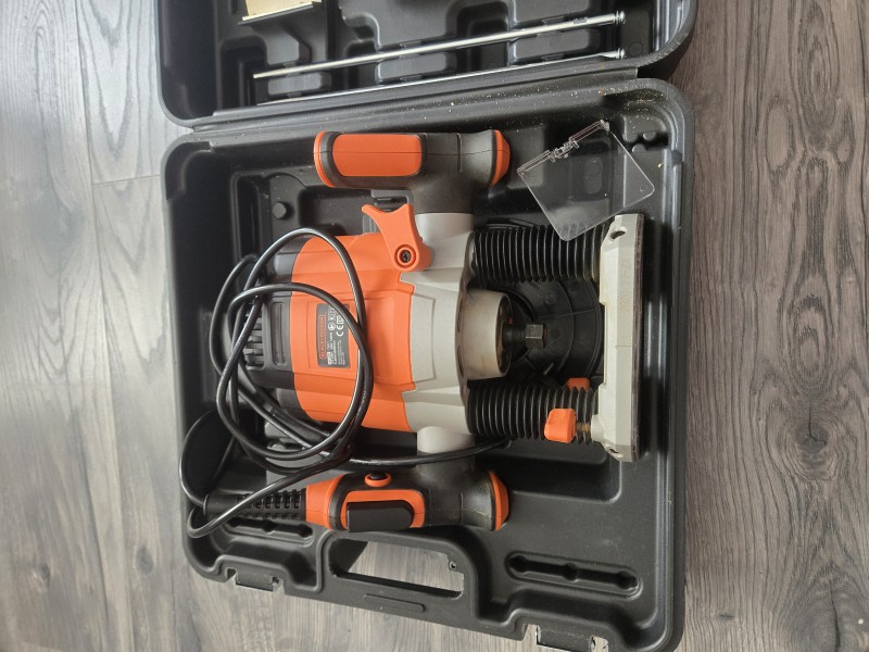 FREZARKA BLACK DECKER