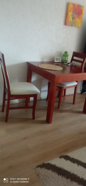 stół i 4 krzesla