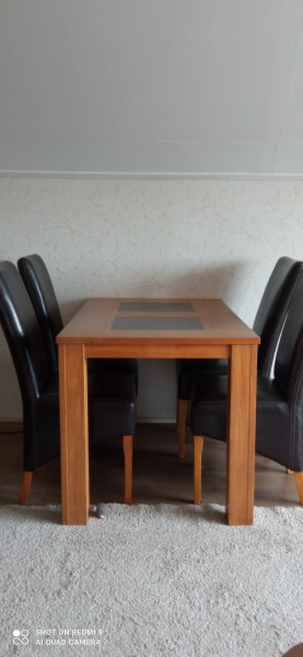 stół i 4 krzesla